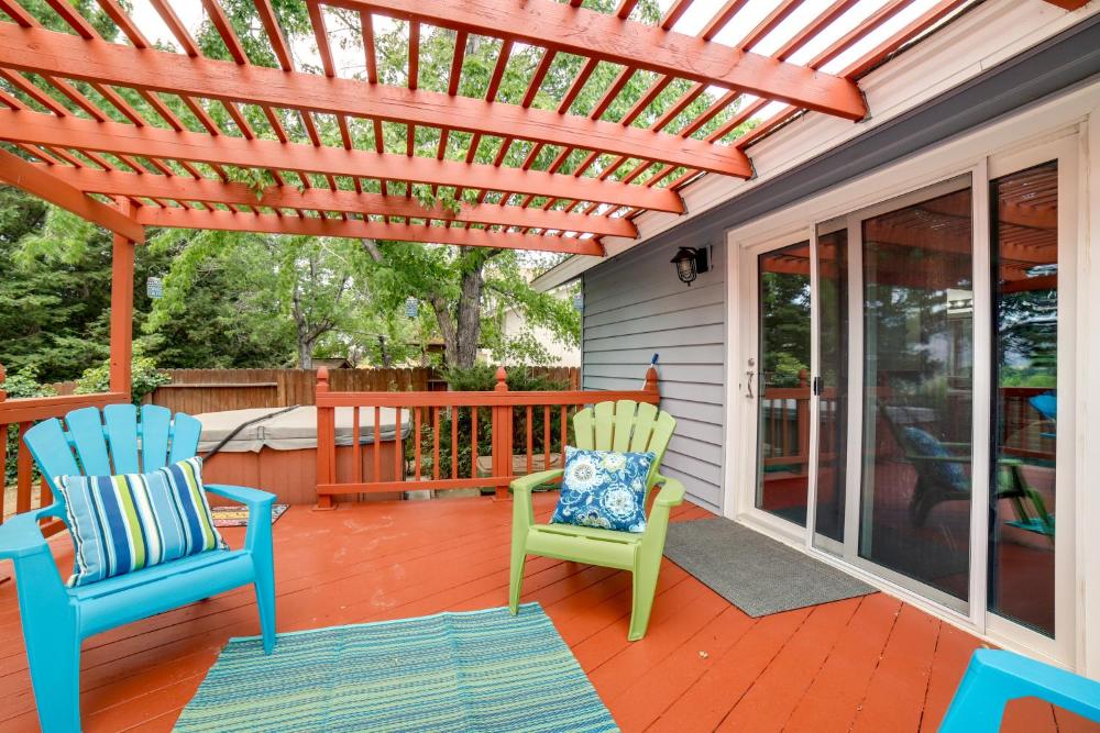 Pet-Friendly Home with Hot Tub! 6 Mi to Dtwn Reno